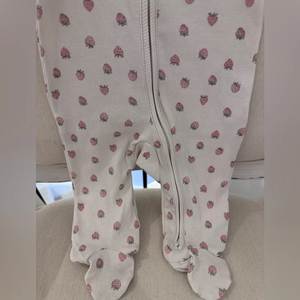 🤍 6 Mth Organic Ribbed Strawberry Print Baby Footie Onesie in Oat NWT - Picture 7 of 10